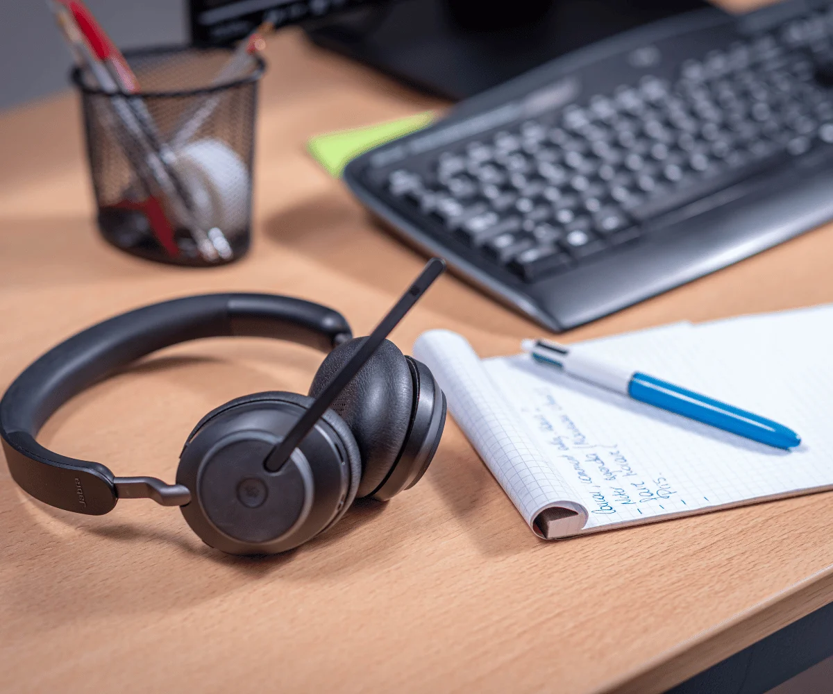 Bureau de secrétaire avec casque micro et bloc notes