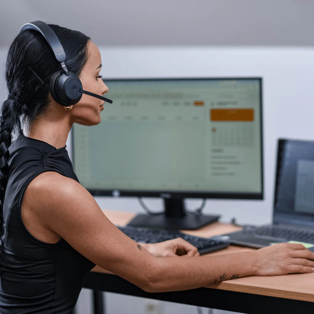 secrétaire sur son bureau